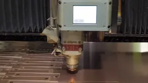 Testa di taglio laser a fibra su metalli riflettenti